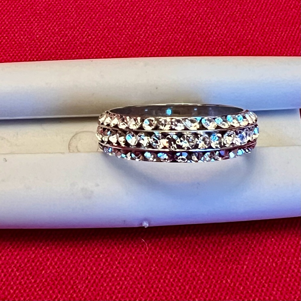Elegant Chrystal Women's Eternity Ring - Picture 3 of 7